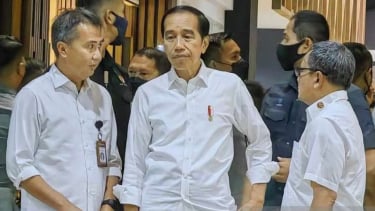 Presiden RI Joko Widodo (tengah) berbincang dengan Deputi Bidang Protokol, Pers, dan Media Sekretariat Presiden Bey Machmudin (kiri) di sela-sela kunjungan ke Mal Sarinah, Jakarta Pusat, Kamis, 4 Mei 2023.